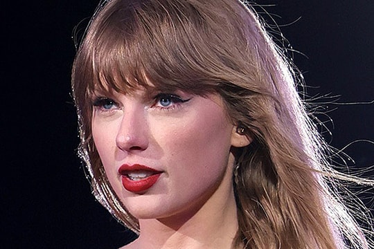 Taylor Swift phá loạt kỷ lục âm nhạc
