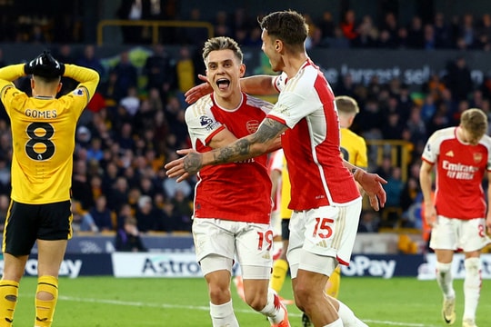 Arsenal trở lại đỉnh bảng Ngoại hạng Anh