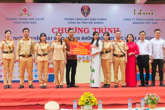 Tặng 19 suất học bổng "Chắp cánh ước mơ – cùng em tới trường”