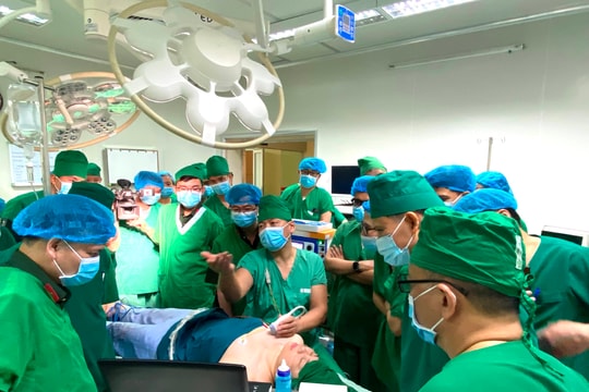 Bệnh viện Quân y 7 tiếp nhận kỹ thuật điều trị u tuyến giáp và trĩ từ bệnh viện ở Mông Cổ