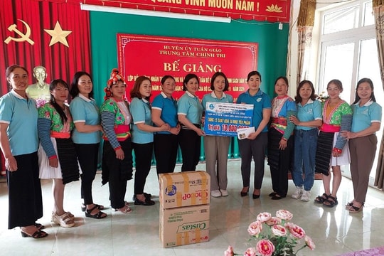 Phụ nữ Chí Linh tặng quà phụ nữ khó khăn hai huyện Mường Nhé, Tuần Giáo của Điện Biên