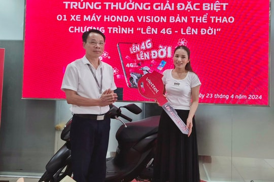 Một khách hàng của Viettel Hải Dương trúng thưởng xe máy Honda Vision