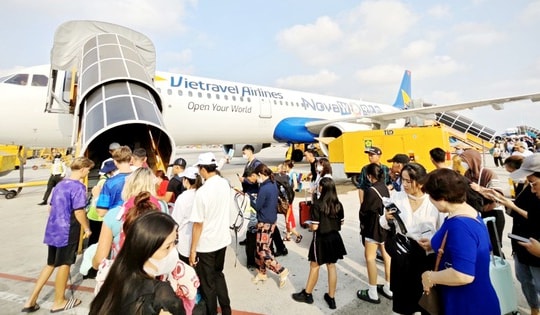 Giá vé máy bay nội địa quá cao, vì sao?