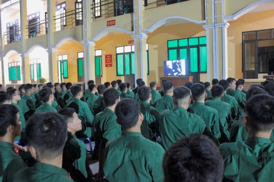 Bộ đội xúc động xem phim về Chiến thắng Điện Biên Phủ