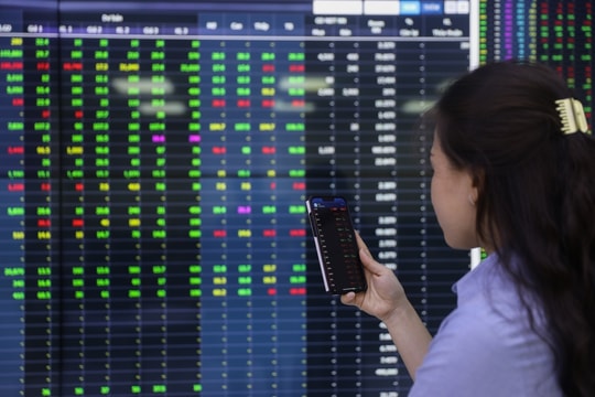 Nhóm bluechip kéo VN-Index trở lại mốc 1.200 điểm