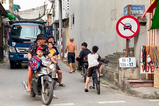 Ô tô đi vào giờ cấm đường ở thị trấn Nam Sách