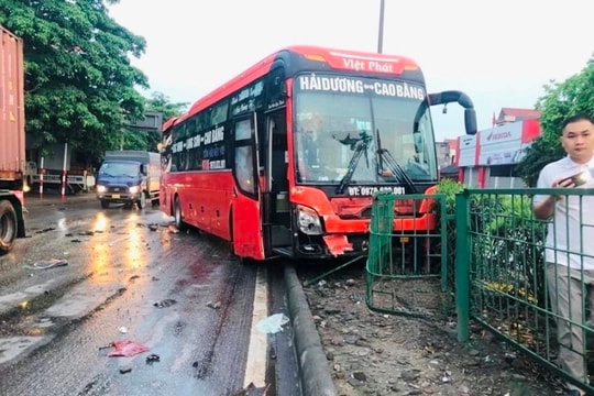 Hai xe khách va nhau trên quốc lộ 5