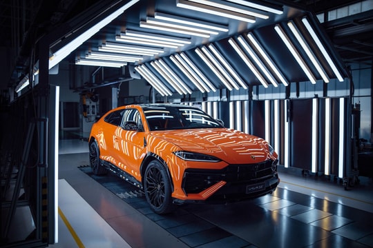 Cận cảnh siêu xe SUV lai điện đầu tiên của Lamborghini sắp về Việt Nam