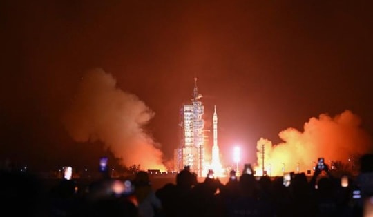 Trung Quốc phóng tàu Thần Châu 18, thử nuôi cá trong vũ trụ