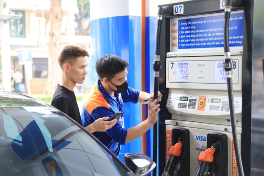 Giá xăng RON95-III giảm còn 24.915 đồng/lít từ 15 giờ hôm nay 25/4