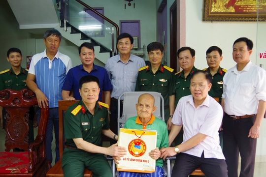Bộ Chỉ huy quân sự tỉnh Hải Dương thăm, chuyển quà cho cựu chiến binh tham gia Chiến dịch Điện Biên Phủ