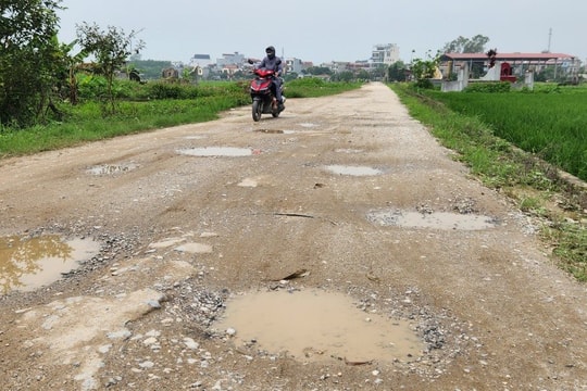 Đường thôn Phú Khê (Bình Giang) xuống cấp