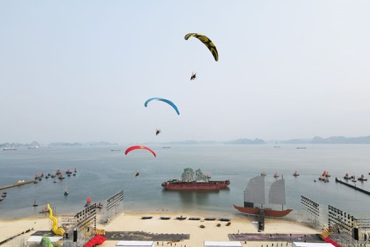 Sân khấu "khủng" trên bãi biển phục vụ Carnaval Hạ Long 2024