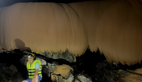 Thạch nhũ đẹp mê hồn bên trong hang động mới phát hiện tại Quảng Bình