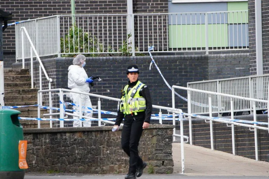 Anh: Nữ sinh 13 tuổi trình diện tòa sau vụ đâm dao tại trường học