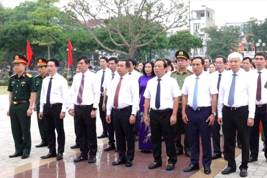 Các đồng chí lãnh đạo tỉnh Hải Dương dâng hương kỷ niệm 49 năm Ngày giải phóng miền Nam, thống nhất đất nước