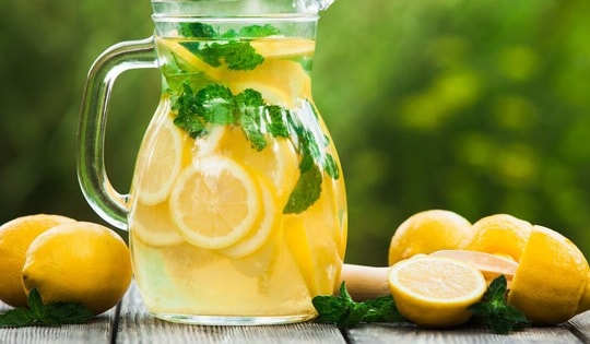 Lợi ích không ngờ khi bạn uống 1 - 2 ly nước chanh mỗi ngày