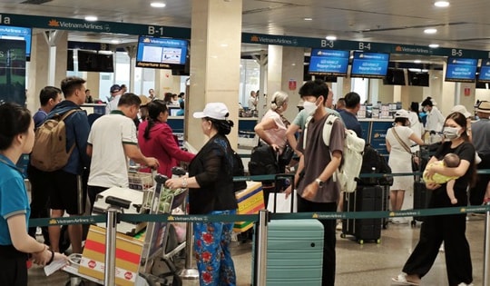 Sân bay Tân Sơn Nhất khác lạ dịp lễ 30/4, thông thoáng ngày đầu cao điểm đi lại