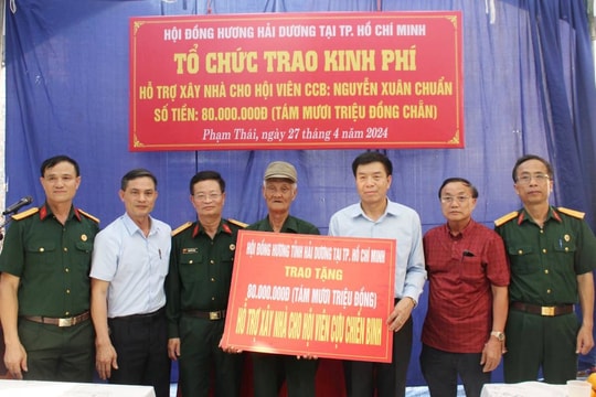 Hội đồng hương Hải Dương tại TP Hồ Chí Minh trao tiền hỗ trợ xây nhà cho 2 hội viên cựu chiến binh nghèo