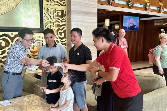 Hạ Long tặng giấy mời dự Carnaval Hạ Long cho khách du lịch