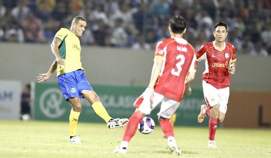 Công Vinh, Tiến Linh không "cứu" nổi tuyển ngôi sao Việt Nam trước các "vũ công" Brazil