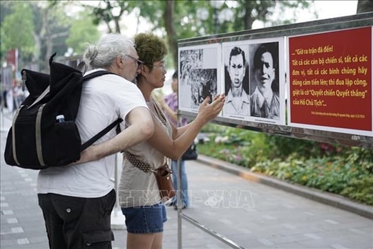 Ha Noi's photo exhibition depicts Vietnam’s significant victories in 20th century