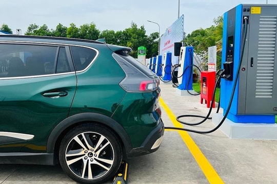 Các "ông lớn" xăng dầu ứng phó ra sao trước làn sóng xe điện