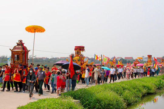 Hàng nghìn người tham dự Lễ rước xuất Đông - nhập Tây chùa Trông (Ninh Giang)
