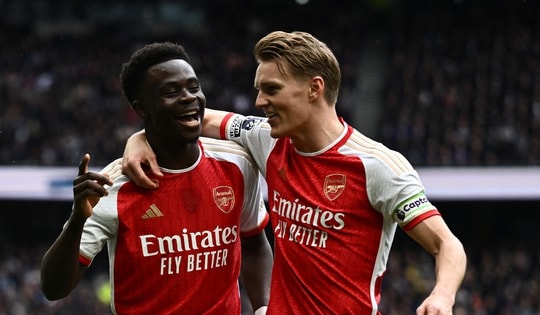 Thắng nghẹt thở Tottenham, Arsenal vẫn tạm giữ ngôi đầu