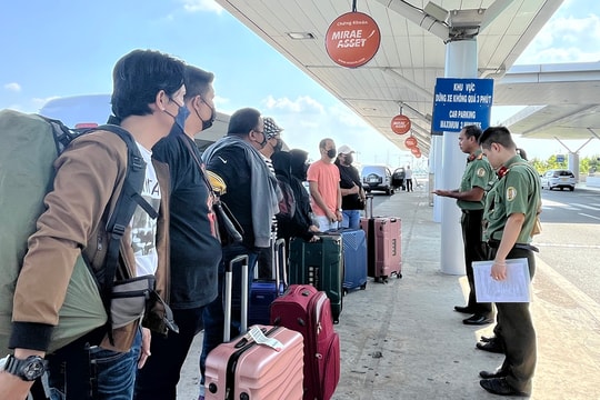 Công an TP Hồ Chí Minh trục xuất 9 người Malaysia trong đường dây lừa đảo