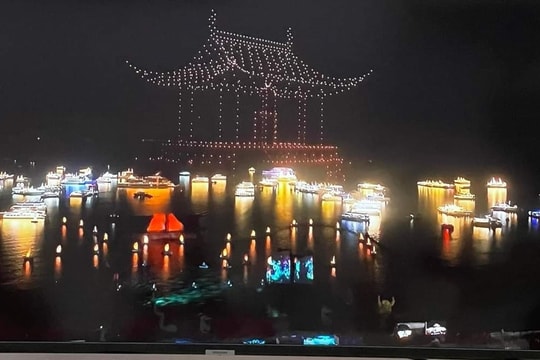 Ấn tượng màn trình diễn drone light trên bầu trời Hạ Long