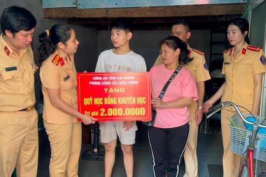 Cảnh sát giao thông Hải Dương tặng học bổng cho học sinh nghèo vượt khó