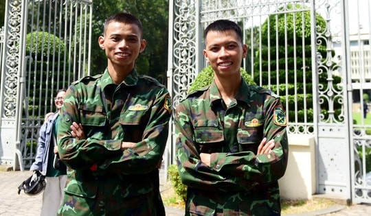 Hai chàng trai Hải Dương đi bộ "hành quân" đến Dinh Độc Lập đúng ngày 30/4