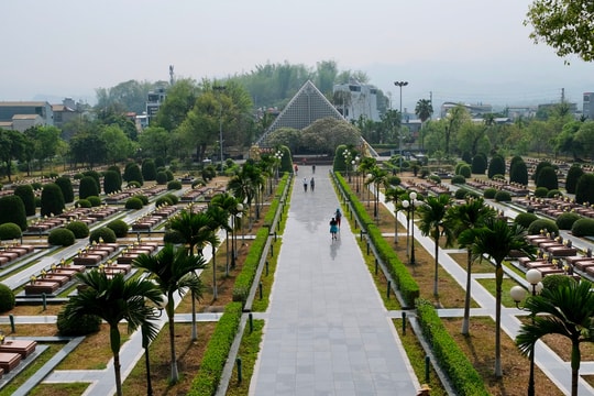 Giải phóng Điện Biên - để nghĩa tình nặng sâu ở lại: Bài 2- Chép ở Nghĩa trang Liệt sĩ quốc gia A1