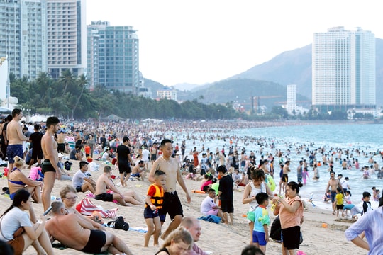 Biển Nha Trang, Vũng Tàu đông kín du khách trong ngày nghỉ lễ thứ 3