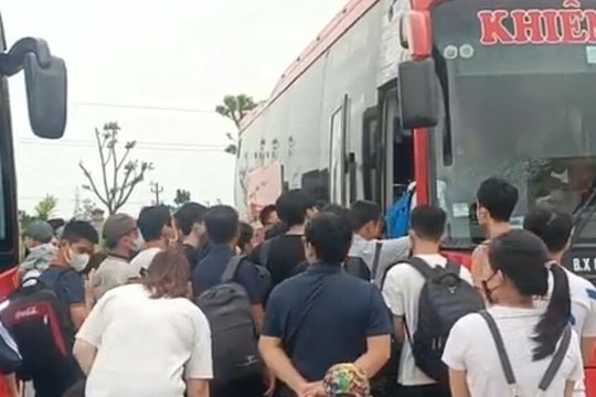 Tài xế ở Thanh Hoá uống rượu, chở quá quy định 31 người