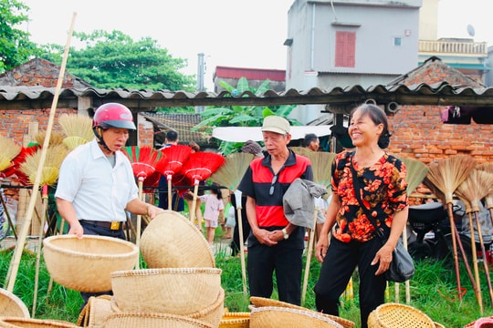 Đông vui chợ Vé (Ninh Giang)