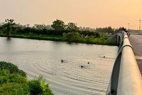 Nguy hiểm học sinh nhảy cầu Hương (Thanh Hà) tắm sông