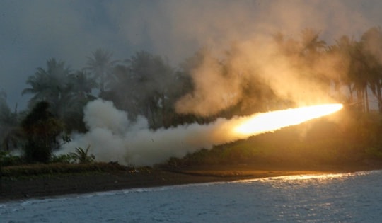 Mỹ và Philippines tập trận bắn hàng loạt rocket về phía Biển Đông