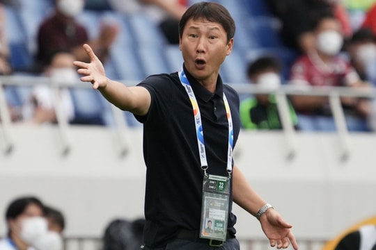 Huấn luyện viên Kim Sang-sik nắm cả đội U23 và đội tuyển quốc gia Việt Nam
