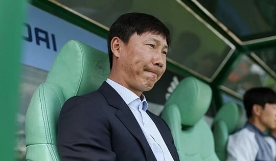 Lương của HLV Kim Sang Sik thấp hơn ông Park Hang Seo
