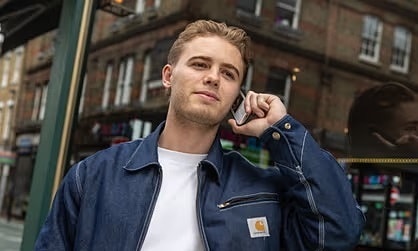 Gen Z thích điện thoại "cục gạch"