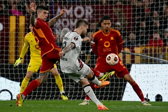Leverkusen đặt một chân vào chung kết Europa League
