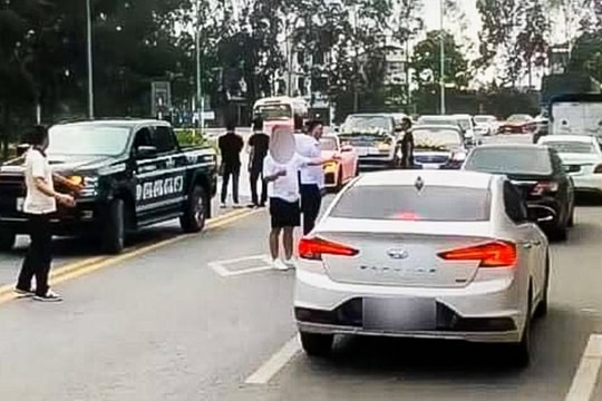 Vụ dàn xe sang đỗ trên đường trục Bắc-Nam tỉnh Hải Dương chụp ảnh có dấu hiệu gây rối trật tự công cộng