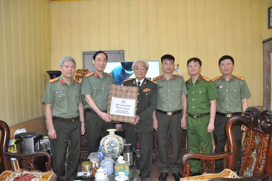Lãnh đạo Công an tỉnh Hải Dương thăm người thương binh từng tham gia Chiến dịch Điện Biên Phủ