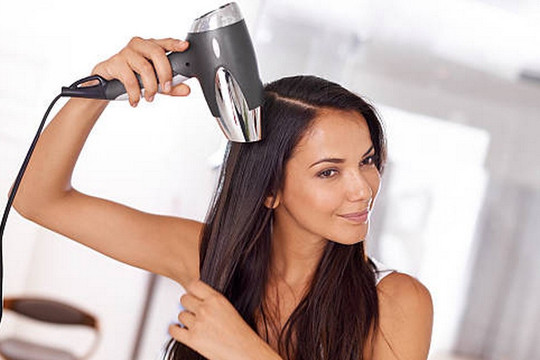 Một số mẹo bảo vệ mái tóc khỏi tác hại của nhiệt độ cao khi sấy