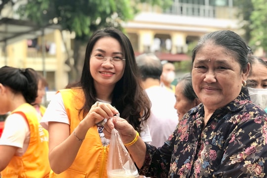 Ấm lòng bát cháo nghĩa tình