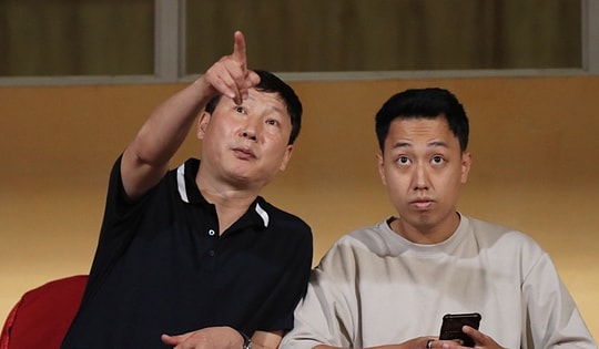 Vừa đến Việt Nam, huấn luyện viên Kim Sang Sik đi "xem giò" Hoàng Đức, Bùi Tiến Dũng