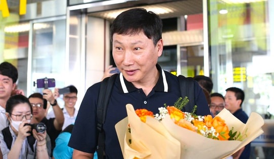 Huấn luyện viên Kim Sang Sik đã có mặt tại Việt Nam