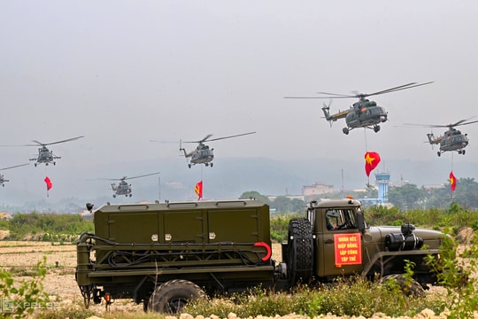 Trực thăng bay biểu diễn trên bầu trời Điện Biên